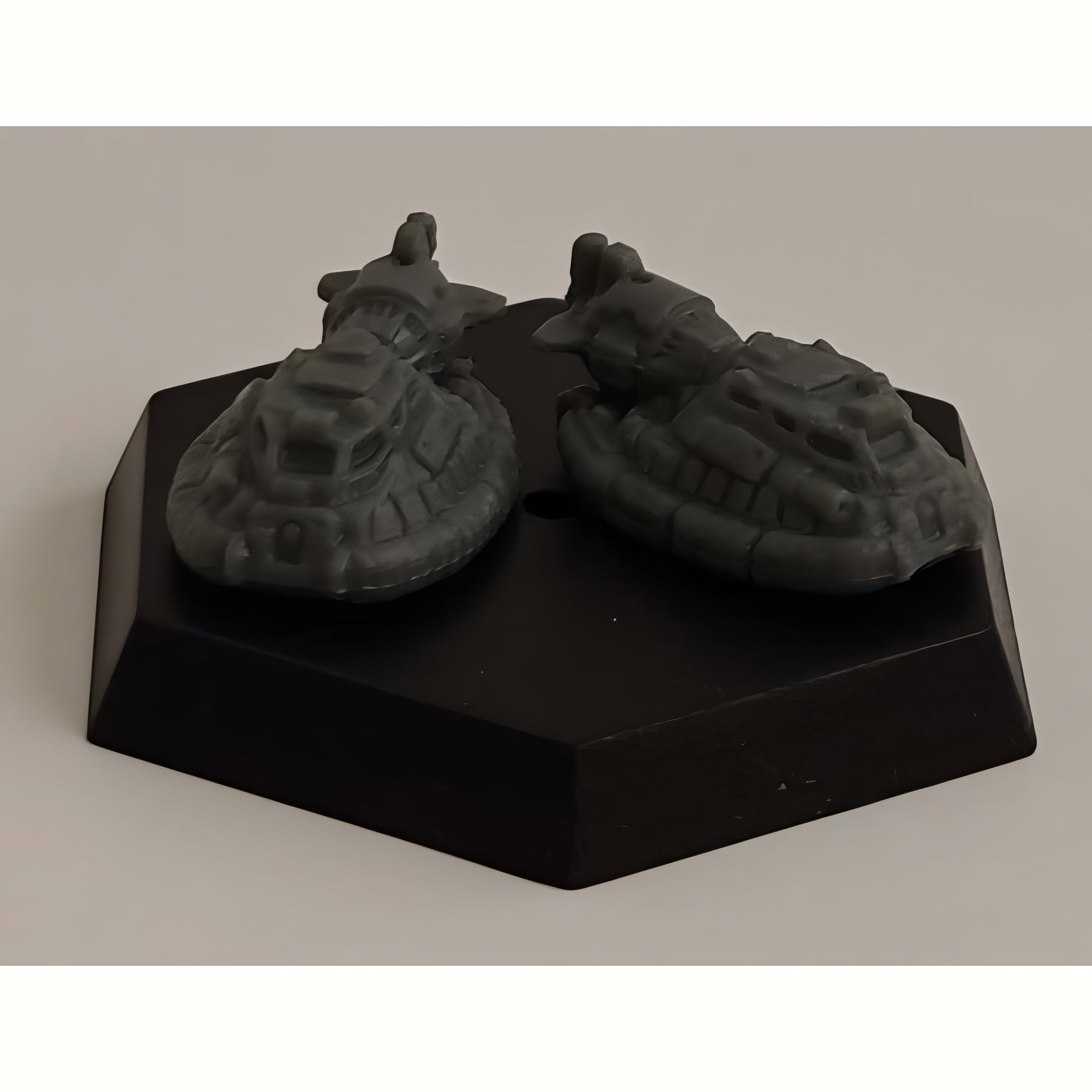 Battletech Salvage Box Savannah Master display featuring two detailed miniatures on a hexagonal base. Preorder available.